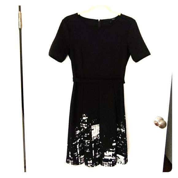 Elie Tahari Dresses & Skirts - ELIE TAHARI cityscape Dress